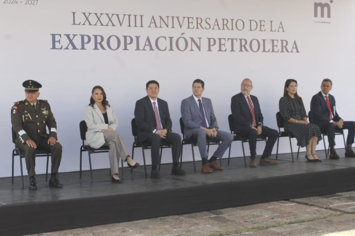 Autoridades de Morelia y Michoacán sentadas en el presídium durante el 88 Aniversario de la Expropiación Petrolera en el Obelisco.