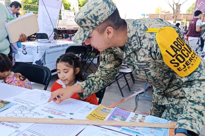 Personal del Ejército Mexicano y la Guardia Nacional brindando atención en los módulos de Labor Social en Uruapan.