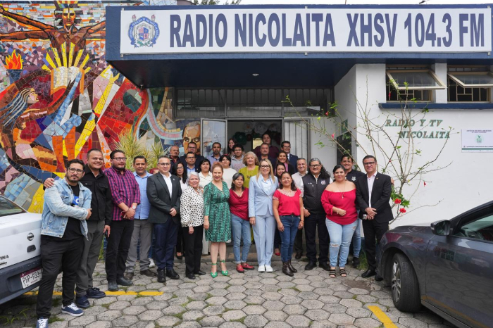 Equipo de Radio y Televisión Nicolaita junto a la rectora Yarabí Ávila frente a las instalaciones de la XHSV 104.3 FM.