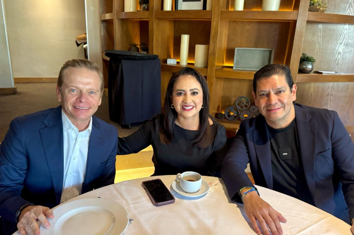 Gladyz Butanda Macías junto a Arturo Escobar y Ernesto Núñez Aguilar en una reunión de trabajo político.