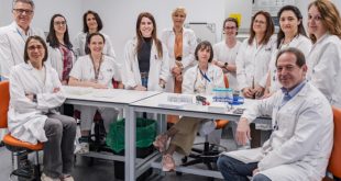 Especialistas analizando biomarcadores para la prevención del cáncer de endometrio.