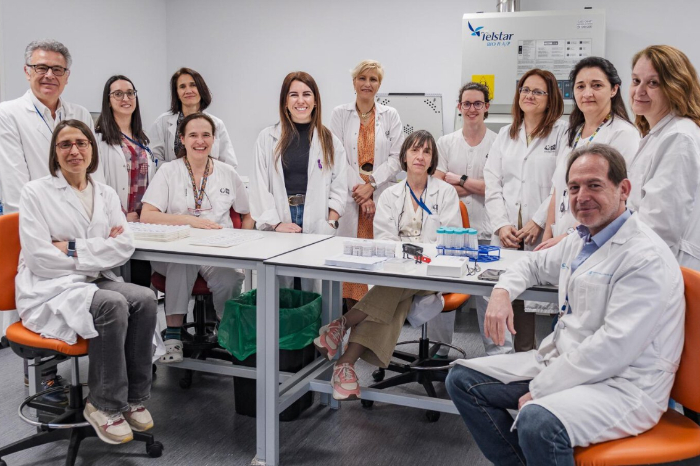 Especialistas analizando biomarcadores para la prevención del cáncer de endometrio.