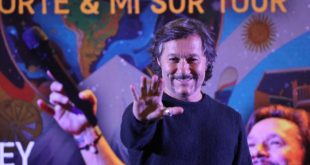 El cantante argentino Diego Torres sonríe y levanta la mano durante la conferencia de prensa, para anunciar su gira por México.