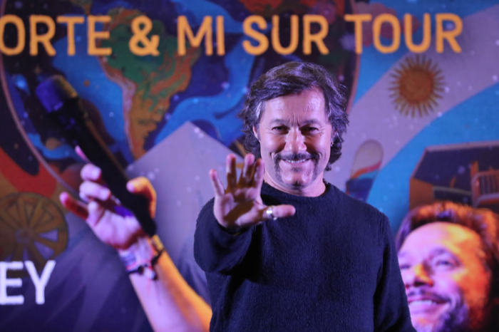 El cantante argentino Diego Torres sonríe y levanta la mano durante la conferencia de prensa, para anunciar su gira por México.