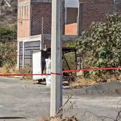 Elementos de la Fiscalía y Policía acordonan zona en Atapaneo tras hallazgo de cadáver.