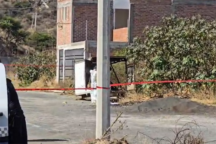 Elementos de la Fiscalía y Policía acordonan zona en Atapaneo tras hallazgo de cadáver.