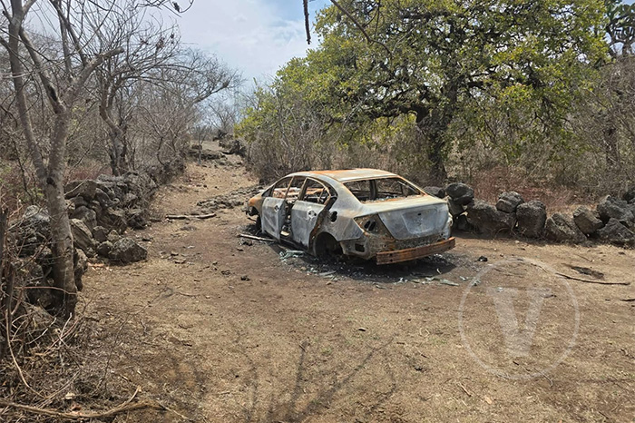 ehículo Honda City calcinado y sin motor en brecha de terracería en Morelia.