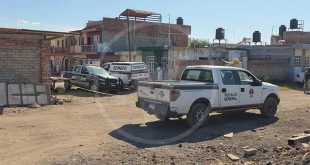Autoridades resguardan la escena del crimen en la colonia Adolfo López Mateos de Zamora.