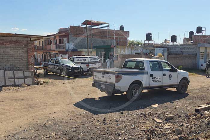 Autoridades resguardan la escena del crimen en la colonia Adolfo López Mateos de Zamora.