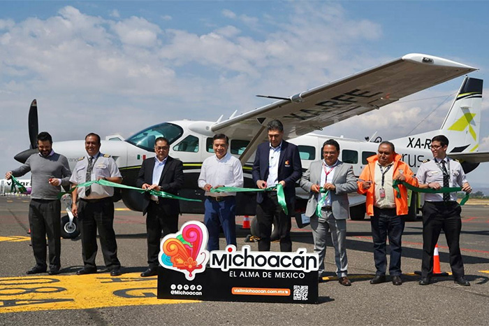 Avión Cessna 208B Grand Caravan EX de Aerus en la pista del aeropuerto.