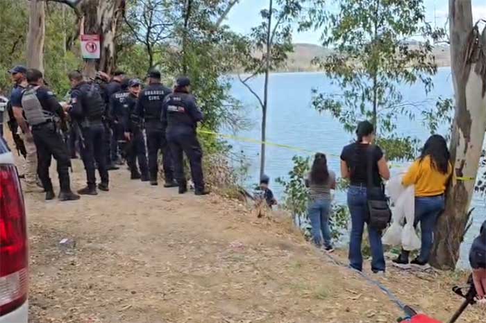 Peritos de la Fiscalía General del Estado realizan diligencias en la presa de Cointzio por hallazgo de cadáver.