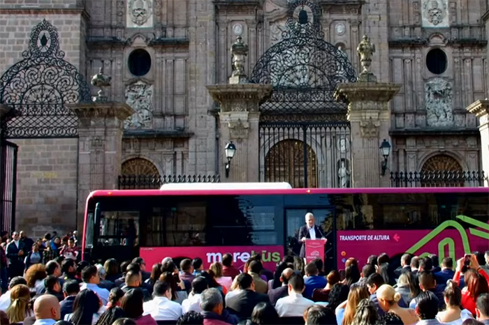 Presentación oficial del sistema de transporte Morebús frente a la Catedral de Morelia con autoridades estatales.