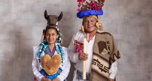 Personas portando indumentaria tradicional michoacana en el recinto de La Huatapera en Uruapan.