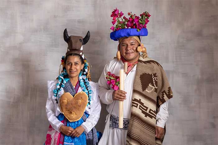 Personas portando indumentaria tradicional michoacana en el recinto de La Huatapera en Uruapan.