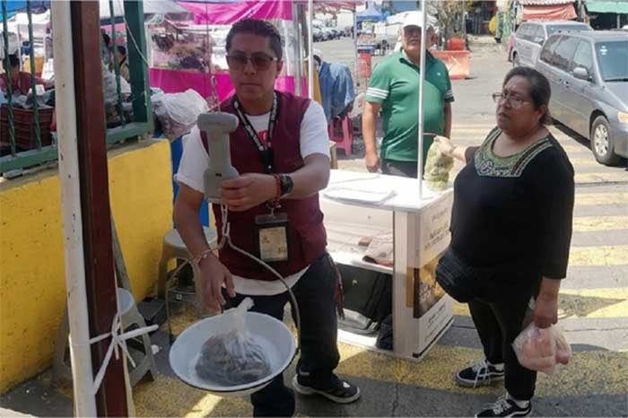 Módulo de atención de Profeco con báscula itinerante calibrada en un mercado público.