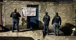 lementos de la Fiscalía General del Estado de Michoacán resguardan inmueble asegurado en la colonia Lomas del Durazno.