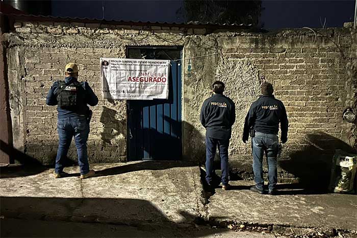 lementos de la Fiscalía General del Estado de Michoacán resguardan inmueble asegurado en la colonia Lomas del Durazno.