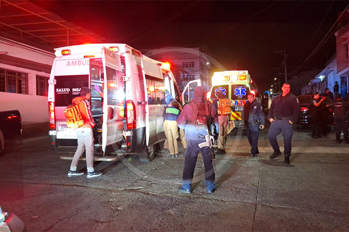 Camioneta Hyundai gris impactada contra una fachada tras persecución armada en Uruapan.