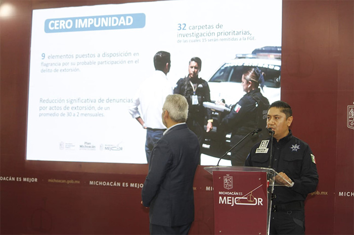 El titular de la SSP Michoacán, José Antonio Cruz Medina, y el encargado de Asuntos Internos durante el informe en Casa Michoacán.