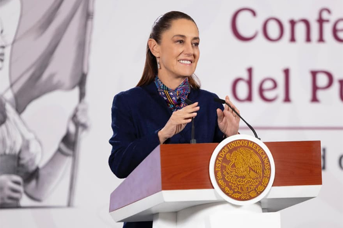 La presidenta Claudia Sheinbaum durante su conferencia de prensa matutina hablando sobre las movilizaciones de los maestros de la CNTE.