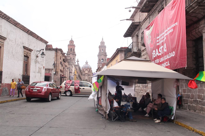 Oficinas administrativas de la Secretaría de Salud de Michoacán cerradas por manifestantes sindicales.