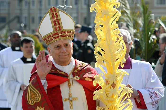 Papa León XIV portando la cruz durante el Viacrucis del Viernes Santo en el Coliseo de Roma.