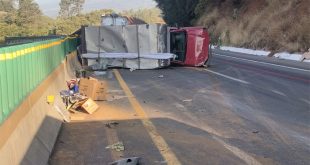 Camioneta accidentada en la Autopista Siglo XXI de Michoacán.