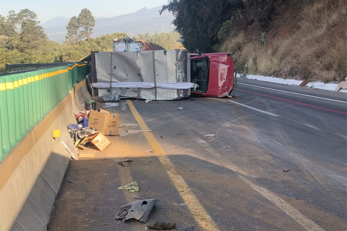 Camioneta accidentada en la Autopista Siglo XXI de Michoacán.