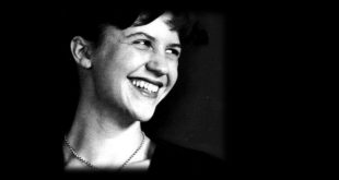 Retrato en blanco y negro de la escritora Sylvia Plath con una expresión reflexiva.