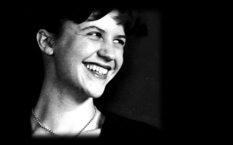 Retrato en blanco y negro de la escritora Sylvia Plath con una expresión reflexiva.