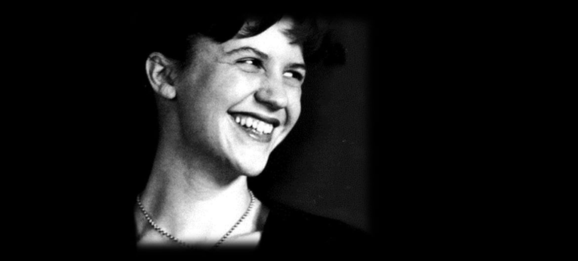 Retrato en blanco y negro de la escritora Sylvia Plath con una expresión reflexiva.