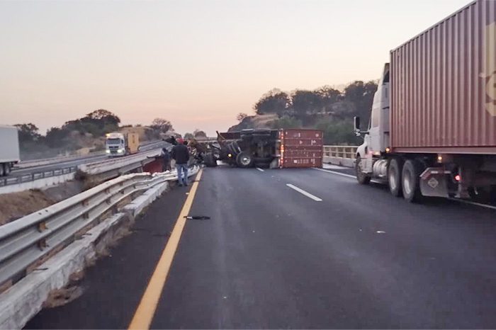 Cabina de tráiler Volvo accidentado colgando al vacío en un puente de la Autopista de Occidente, tramo Zinapécuaro-Maravatío.