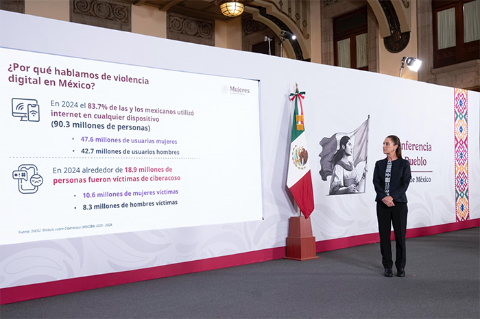 La secretaria Citlalli Hernández y la presidenta Claudia Sheinbaum durante la presentación del acuerdo contra la violencia digital en la Mañanera del Pueblo.