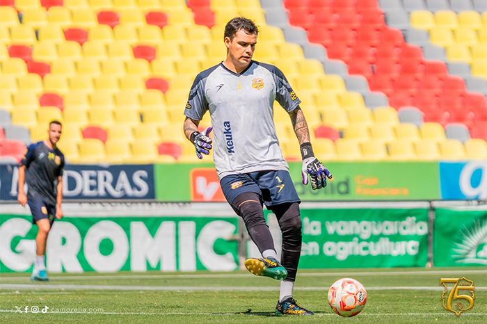 El portero Antonio "Toño" Torres durante un entrenamiento con el Atlético Morelia en el Estadio Morelos.