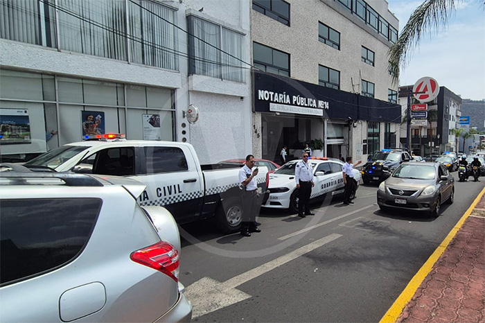 Patrullas de la Policía de Morelia y la Guardia Civil afuera de una oficina en la avenida Enrique Ramírez tras reporte de robo.