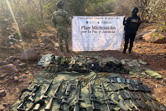 Fusiles de asalto, cargadores y chalecos balísticos asegurados por la Marina y la Guardia Civil en La Huacana.