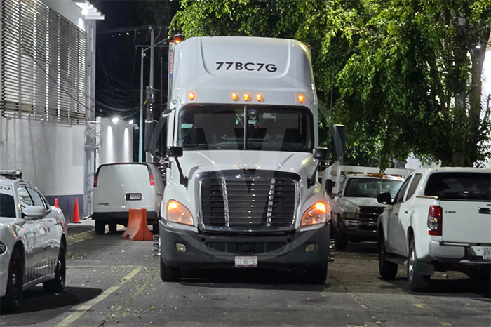 Tráiler blanco marca Freightliner asegurado por la Guardia Nacional en la caseta de Ecuandureo con logotipos de Allstate Trans Express.
