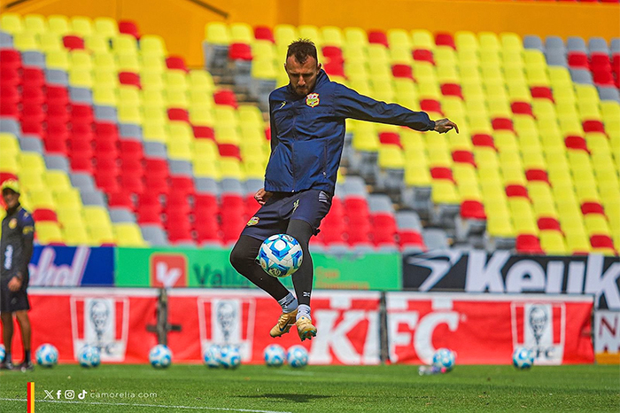 Brian Figueroa durante un entrenamiento previo al partido contra Tepatitlán en el Estadio Morelos.