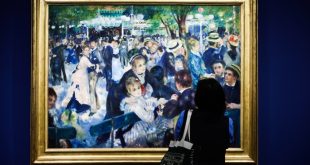 Visitantes observando la pintura 'Le Déjeuner des canotiers' de Auguste Renoir en el Museo de Orsay de París.
