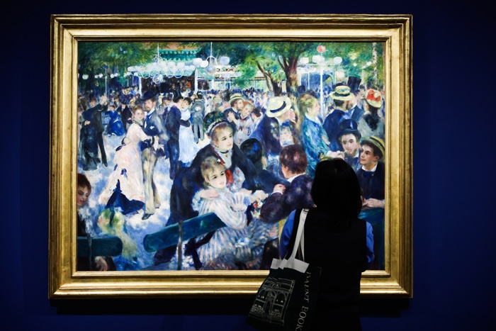 Visitantes observando la pintura 'Le Déjeuner des canotiers' de Auguste Renoir en el Museo de Orsay de París.
