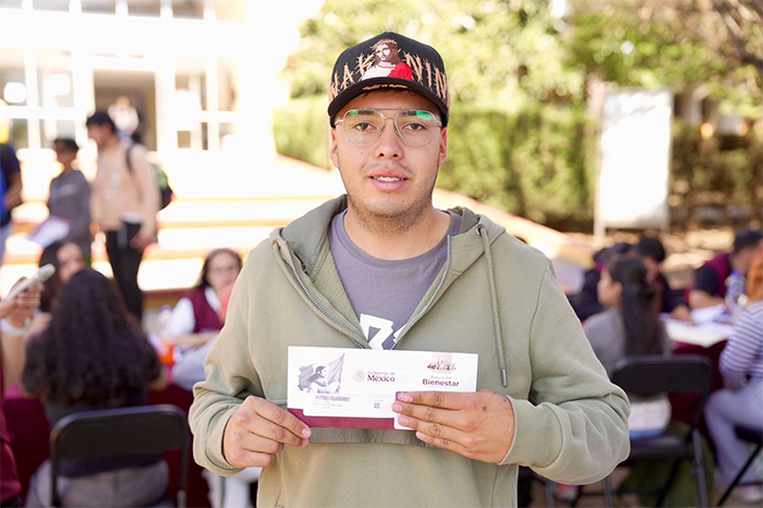Estudiantes universitarios de Michoacán utilizando su tarjeta del Banco del Bienestar para cobrar la beca Gertrudis Bocanegra.