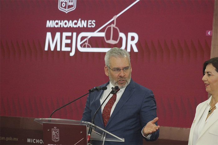 El gobernador Alfredo Ramírez Bedolla y la secretaria de Educación Gabriela Molina durante la conferencia de prensa sobre transparencia financiera.