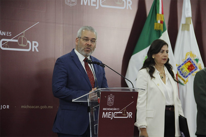 El gobernador Alfredo Ramírez Bedolla señalando las restricciones de propaganda para funcionarios de Morena en Casa Michoacán.