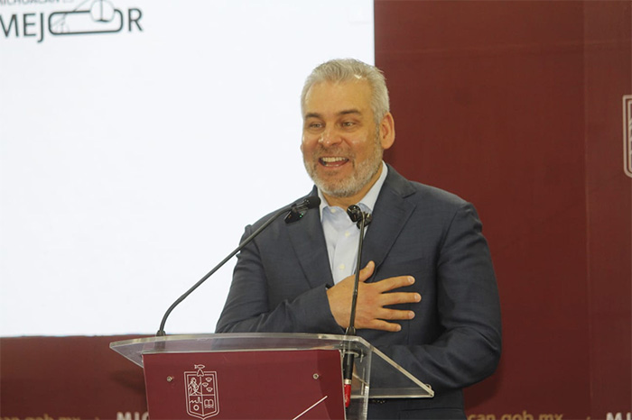 El gobernador Alfredo Ramírez Bedolla durante la conferencia de prensa sobre seguridad en Morelia.