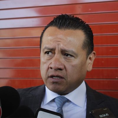 El fiscal general de Michoacán, Carlos Torres Piña, informando sobre los avances en la investigación del asesinato de Carlos Manzo en Uruapan.