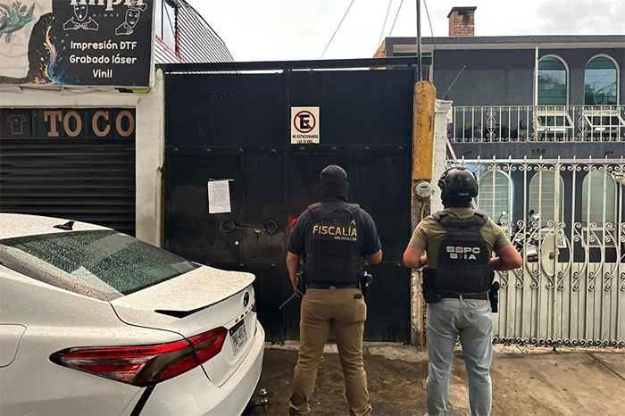Elementos de la FGE, Guardia Nacional y SEDENA resguardando un inmueble durante un cateo en Morelia.