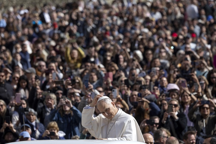 El Papa León XIV saludando a una multitud de fieles en la plaza de San Pedro en el Vaticano.