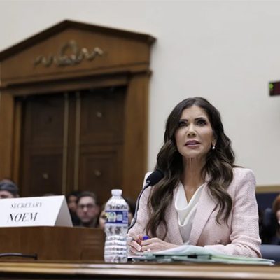 El presidente Donald Trump y la exsecretaria Kristi Noem durante un evento oficial en la Casa Blanca.