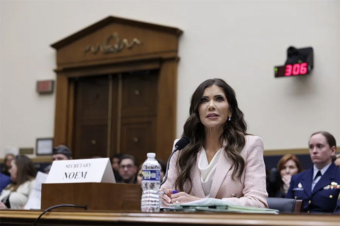 El presidente Donald Trump y la exsecretaria Kristi Noem durante un evento oficial en la Casa Blanca.