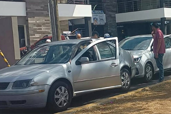 Vehículos involucrados en un choque por alcance sobre la lateral del Libramiento Sur en Morelia, Michoacán.
